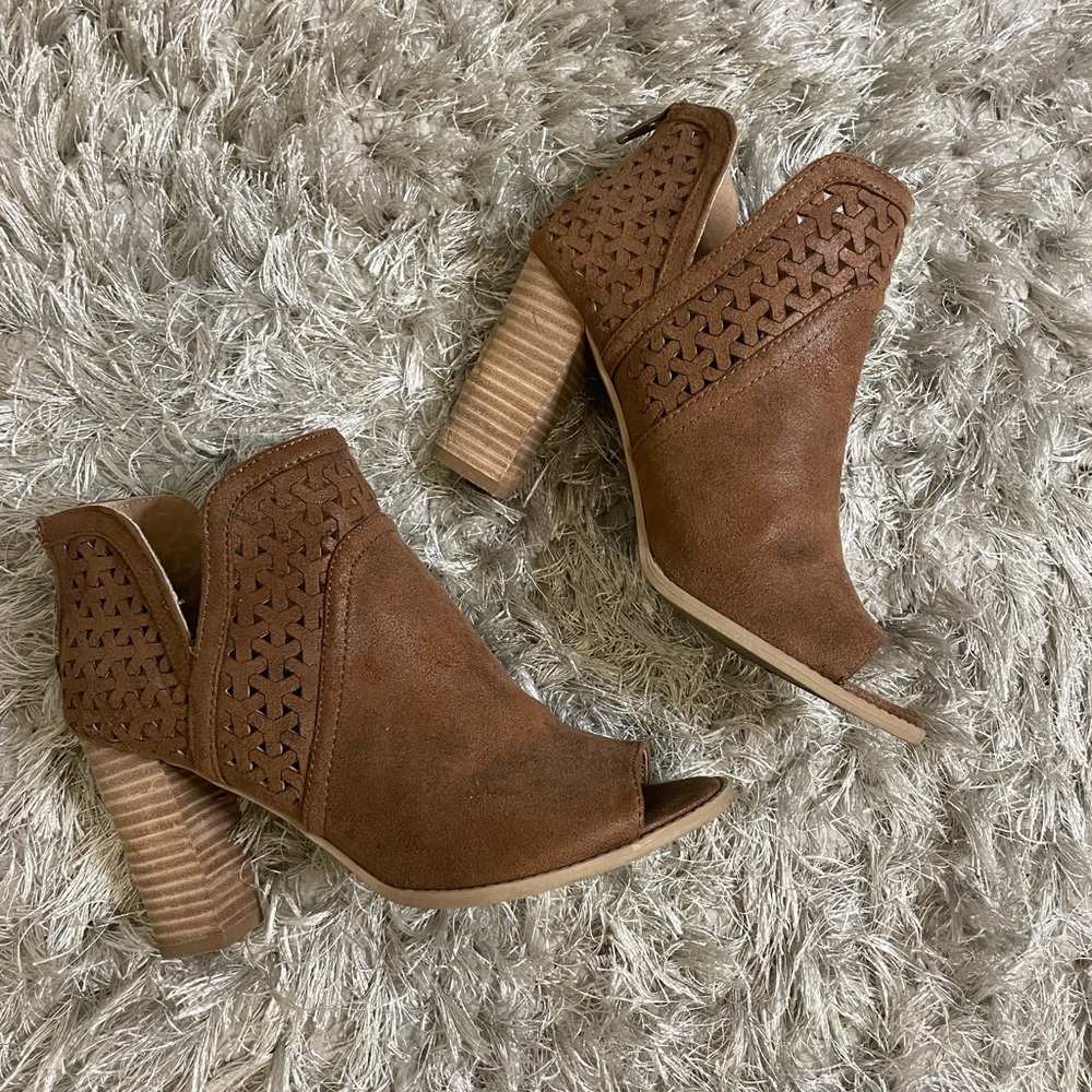 Chestnut suede booties